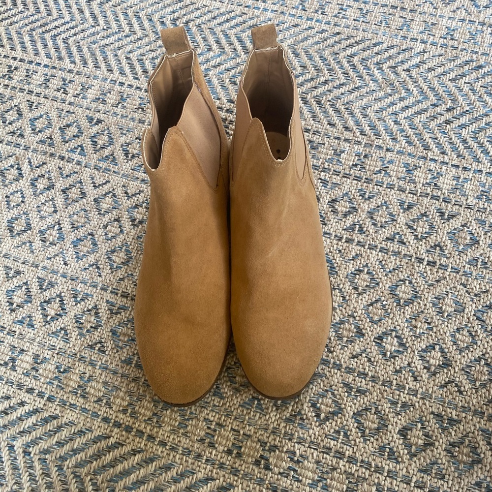 Light brown Urban Outfitter Chelsa Boots.